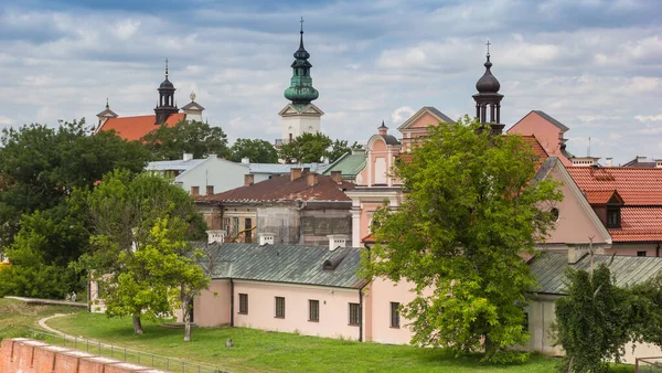 ポーランドの歴史的都市ザモスクのスカイラインの教会塔 — ストック写真