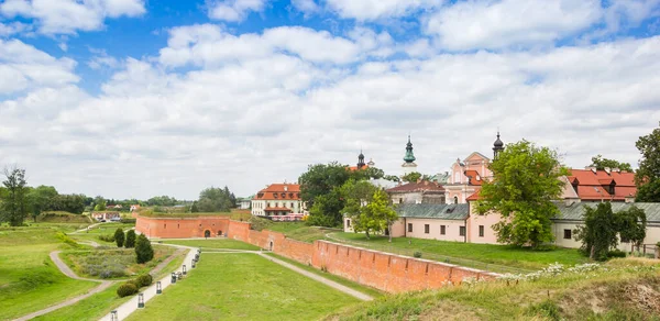 ポーランドのザモツの周囲の壁と公園のパノラマ — ストック写真