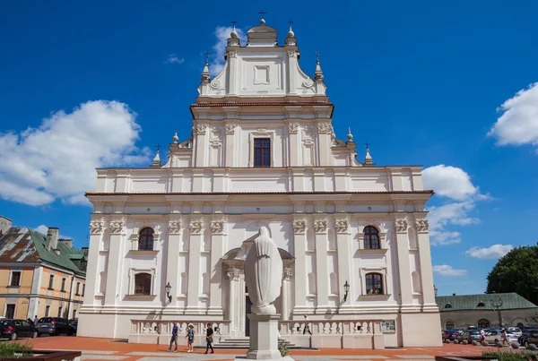 Estatua Frente Iglesia Histórica Zamosc Polonia —  Fotos de Stock