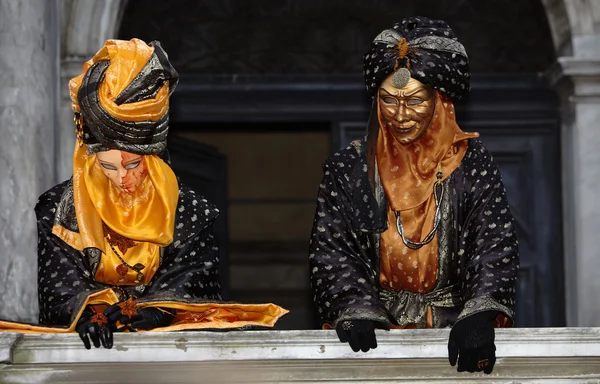 Pareja en Balcón Carnaval de Venecia — Foto de Stock