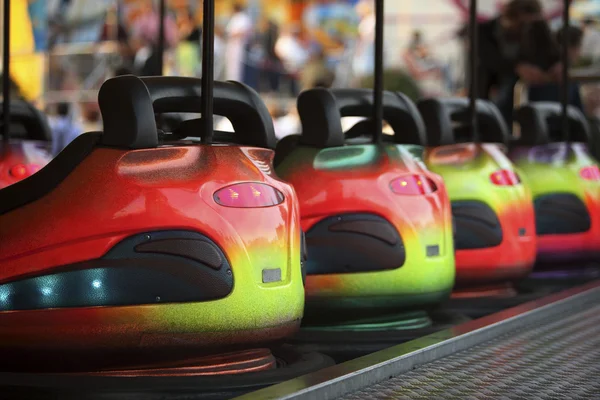 Coches de parachoques en una fila — Foto de Stock