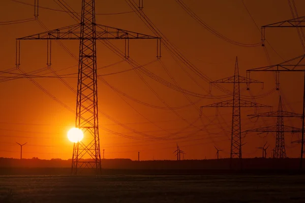 Günbatımı ile rüzgar türbinleri