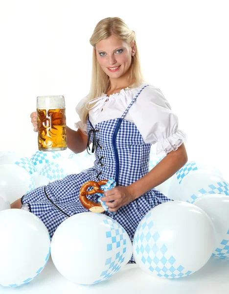 Femme avec tasse de bière et bretzel — Photo