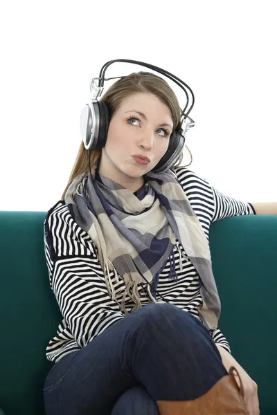 Mujer escuchando música — Foto de Stock