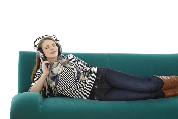 Mujer escuchando música —  Fotos de Stock