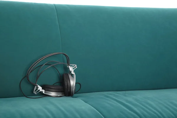 Słuchawki na kanapie — Zdjęcie stockowe
