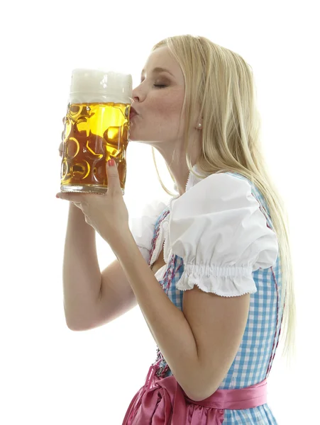 Bira bardağı olan kadın.