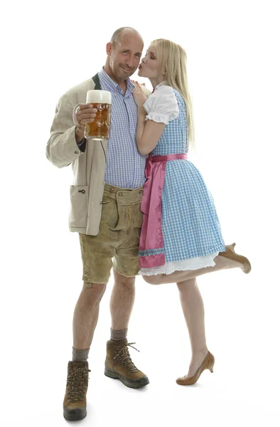 Frau im Dirndl und Mann in Lederhose — Stockfoto