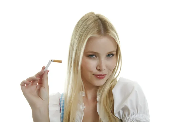 Женщина разбивает сигарету на две части — стоковое фото