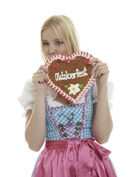 Kvinna med tyska pepparkakor hjärta — Stockfoto