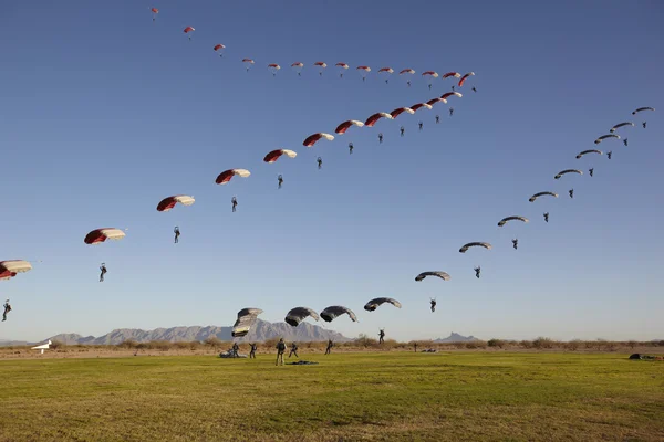 Sammanställning av fallskärmshoppare närmar sig för landning — Stockfoto