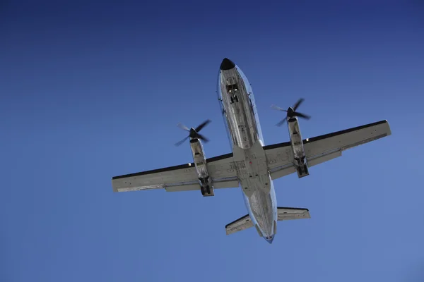 Flygplan närmar sig för touchdown — Stockfoto