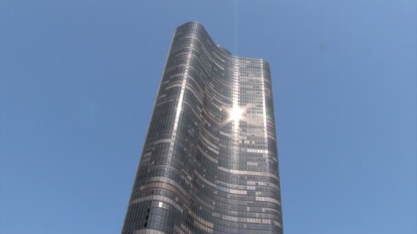 Felhőkarcoló a folyó — Stock videók