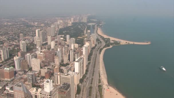 Coche a orillas del lago de Chicago — Vídeo de stock
