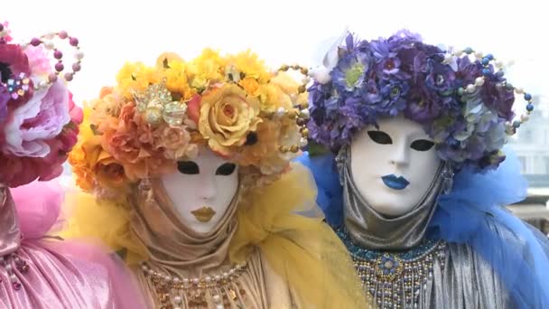 Cuatro coloridas damas — Vídeos de Stock