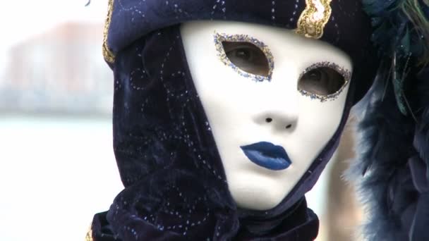 Romantic couple on the waterfront at Venice Carnival - zoom — Stockvideo