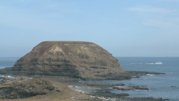 Isla cerca de costa — Vídeo de stock