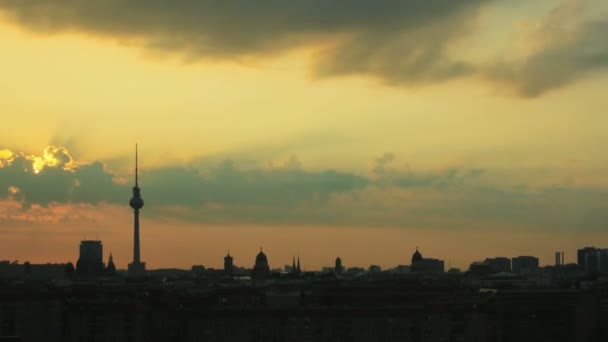 Sunrise berlin siluetinin — Stok video