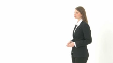 kadına kağıt parçaları atar