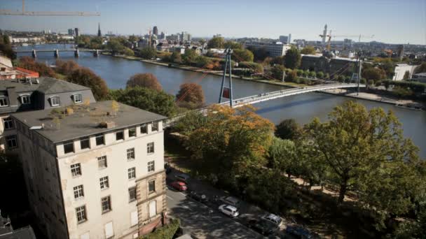 Holbeinsteg brücke in frankfurt — Stockvideo