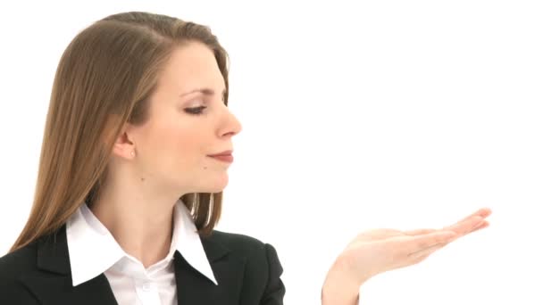Vrouw blaast iets van haar hand — Stockvideo