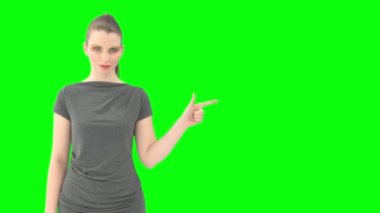 kadının önünde yeşil ekran, alpha kanalı ile