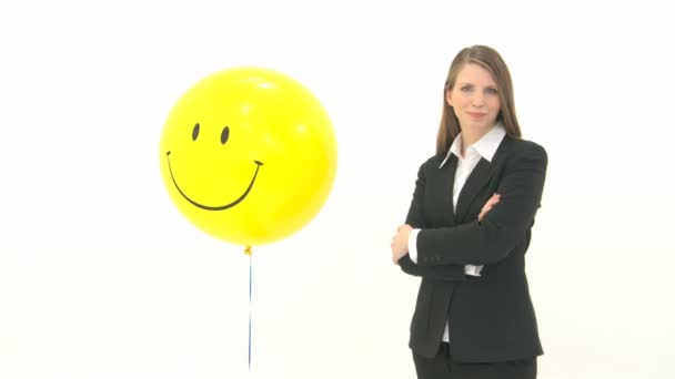 Vrouw met smiley ballon — Stockvideo