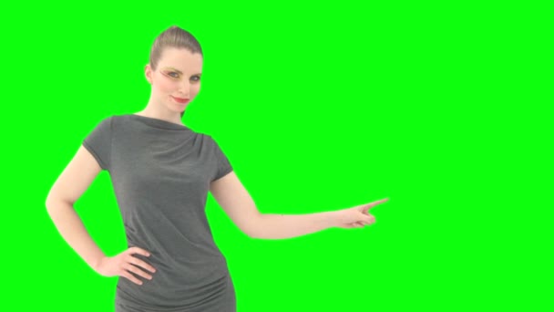 Woman in front of greenscreen with alpha-channel — Stock Video