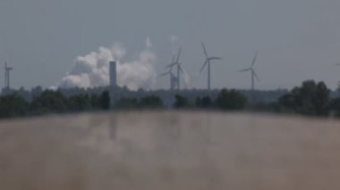 Santral ve rüzgar türbinleri