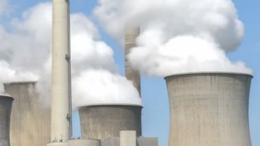 büyük soğutma kuleleri ile enerji santrali