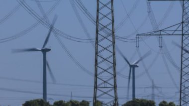 Rüzgar türbini ve elektrik hatları