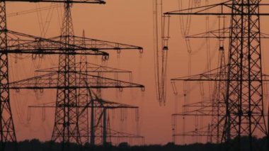 gün batımı Rüzgar Türbini ve güç hatları