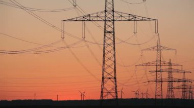 gün batımı Rüzgar Türbini ve güç hatları