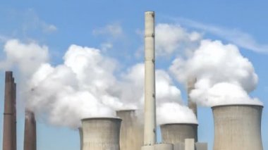 büyük soğutma kuleleri ile enerji santrali