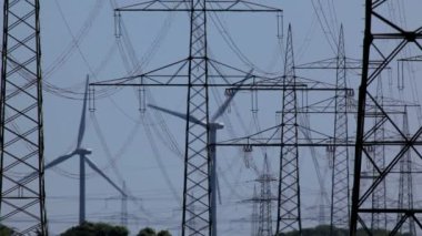 elektrik hatları ve rüzgar türbinleri