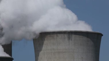 büyük soğutma kuleleri ile enerji santrali