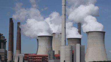 büyük soğutma kuleleri ile enerji santrali