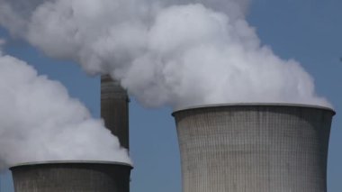 büyük soğutma kuleleri ile enerji santrali