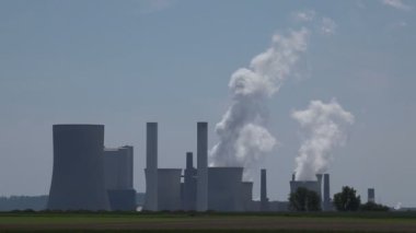 büyük soğutma kuleleri ile enerji santrali
