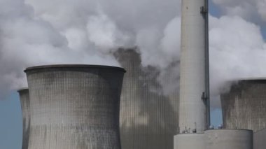 büyük soğutma kuleleri ile enerji santrali