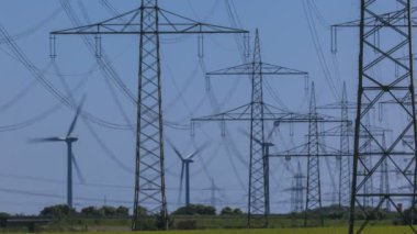 Rüzgar türbini ve elektrik hatları