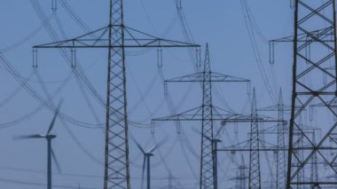 Rüzgar türbini ve elektrik hatları