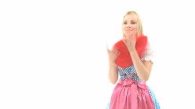 dirndl kalp yastık ile kadın