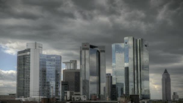 Nubes oscuras sobre Frankfurt Skyline — Vídeos de Stock