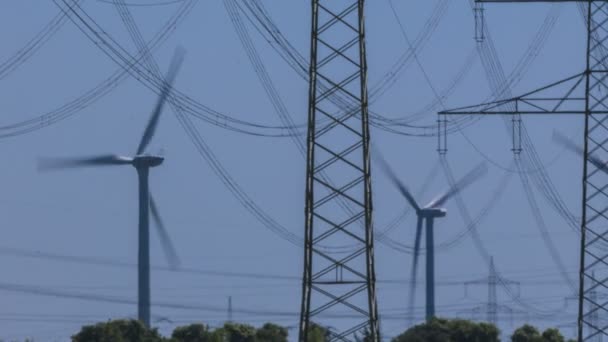 Turbinas eólicas e linhas eléctricas — Vídeo de Stock