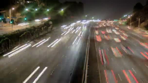 Tráfico por carretera por la noche — Vídeo de stock