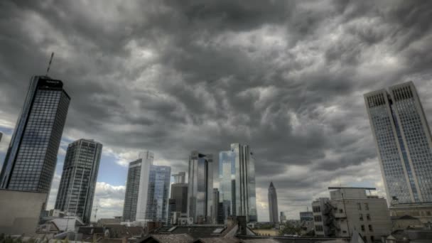 Frankfurt manzarası üzerinde kara bulutlar — Stok video