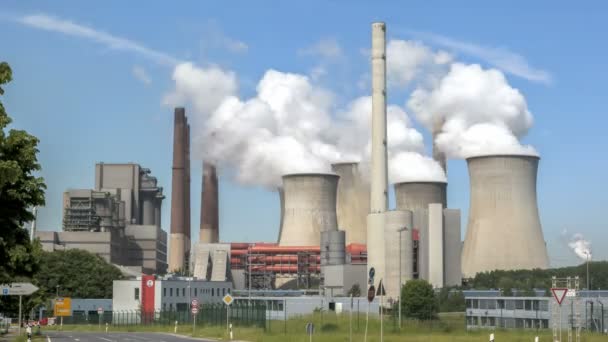 Centrale électrique avec d'énormes tours de refroidissement 
