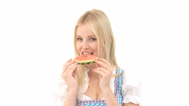 Frau im Dirndl isst Wassermelone — Stockvideo