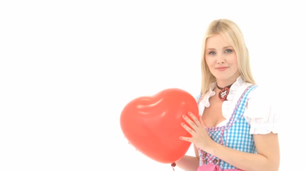 Mulher em Dirndl com balão em forma de coração — Vídeo de Stock